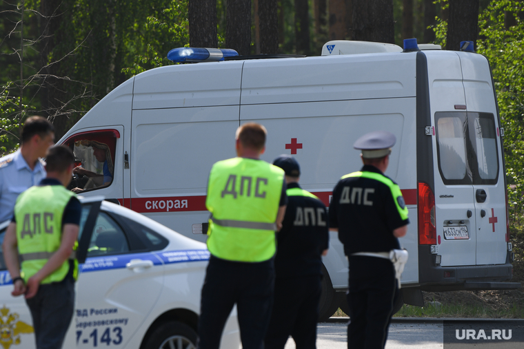 Аллея героев ЧВК Вагнер на Северном кладбище города Березовский. Свердловская область, машина скорой помощи, скорая помощь
