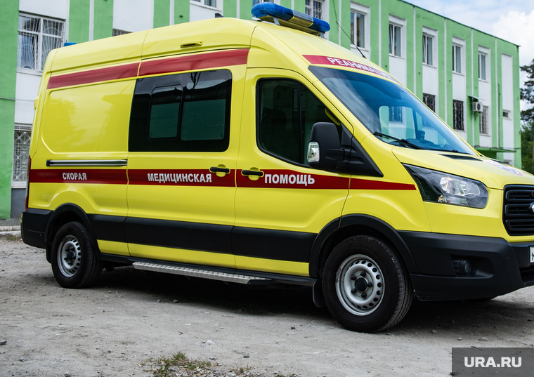 Вертолёт Центра медицины катастроф с пострадавшим в ДТП в городе Лесном, приземлившийся на поле стадиона «Локомотив-Изумруд». Екатеринбург, машина реанимации, реанимация, машина скорой медицинской помощи
