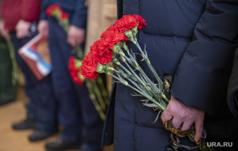 Похороны на Северном кладбище погибшего в зоне СВО старшего сержанта ВДВ Рожкова Вадима. Пермь, гвоздики, траурная церемония, прощание с погибшим в сво