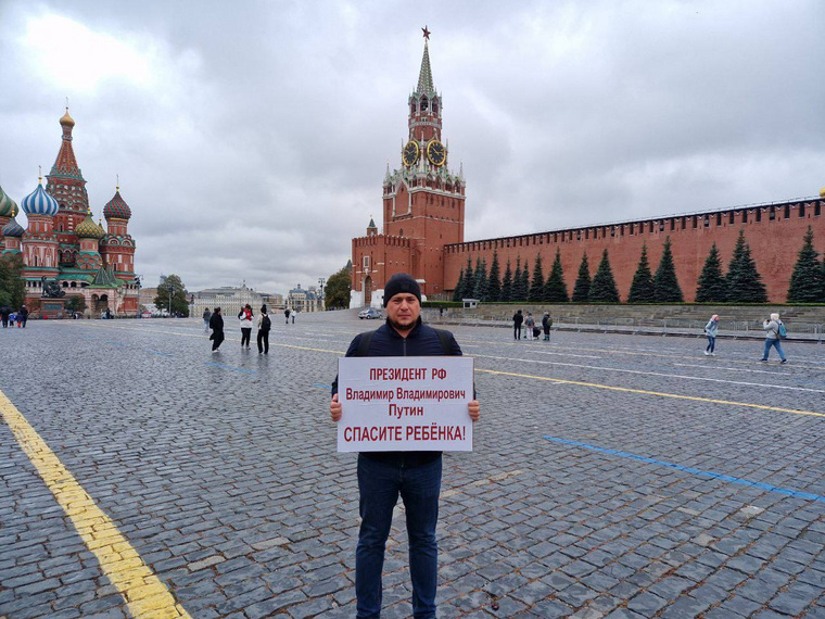 Дмитрия Бахтина задержали сотрудники полиции за одиночный пикет на Красной площади