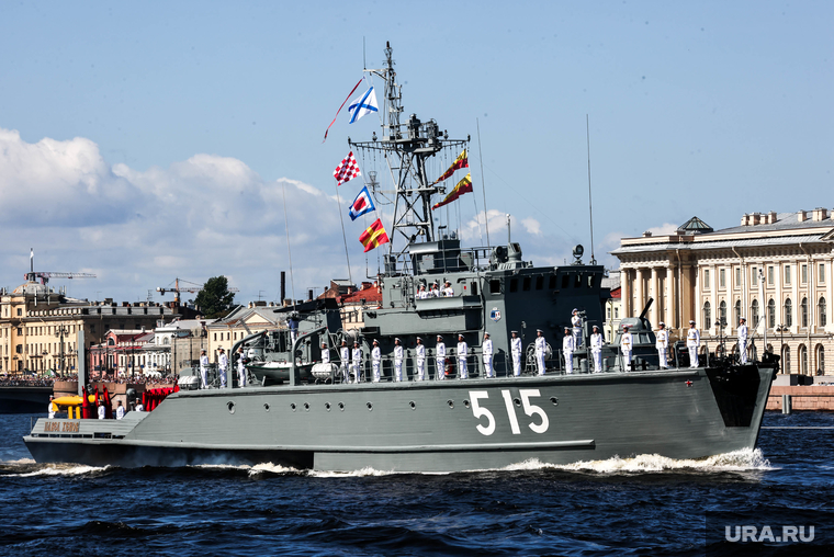 Военно-морской парад на Неве в день праздника Военно-Морского Флота (ВМФ). Санкт-Петербург, флот, корабль, санкт-петербург, парад, военный флот, день вмф, павел хенов, минный тральщик, проект 12560