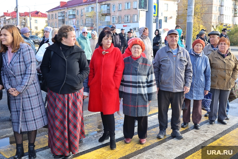 На торжественном открытии дороги пришли десятки горожан