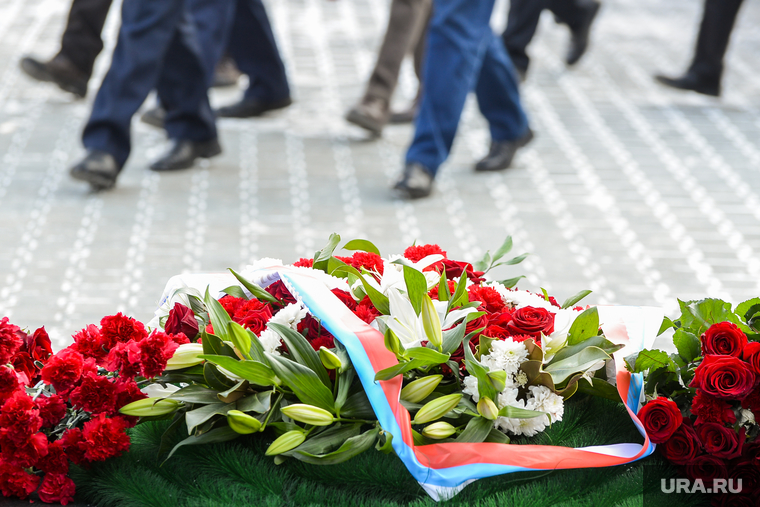 Клипарт. Возложение цветов, Мемориал на аллее Славы. Челябинск, венок, гвоздики, цветы, мемориал