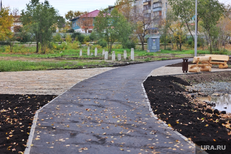 Молодежный парк. Курган, тротуар, молодежный парк