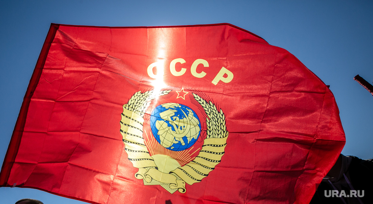 Митинг-встреча с депутатом от КПРФ Валерием Рашкиным. Москва, красный флаг, советский флаг, флаг ссср, флаг, кпрф, митинг, коммунисты, флаг советского союза