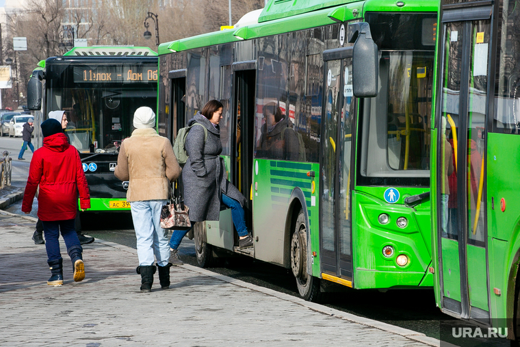 Виды города. Весна. Тюмень, остановка, пешеходы, автобусная остановка, общественный транспорт, прохожие