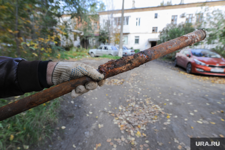 Во время приезда URA.RU на чердаке дома начали замену поврежденной трубы