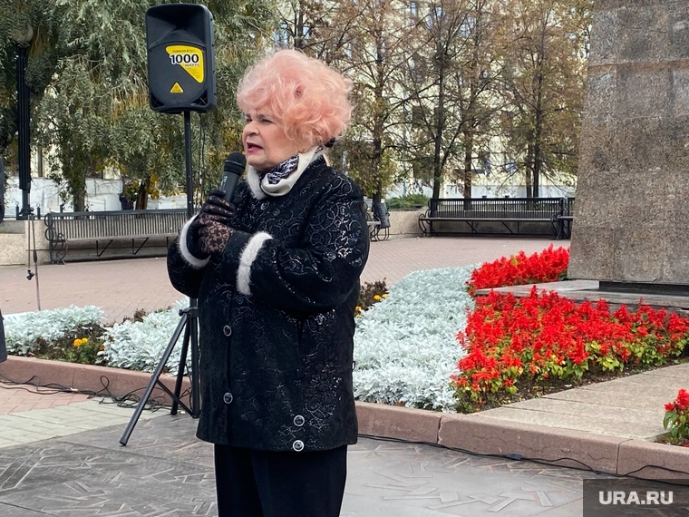 Поздравить коллег приехала ветеран отрасли Надежда Кожевникова