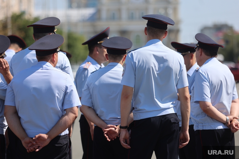 Губернатор Вадим Шумков вручает ключи от новых машин сотрудникам регионального управления МВД. Курган, умвд, мвд, полиция, сотрудники полиции