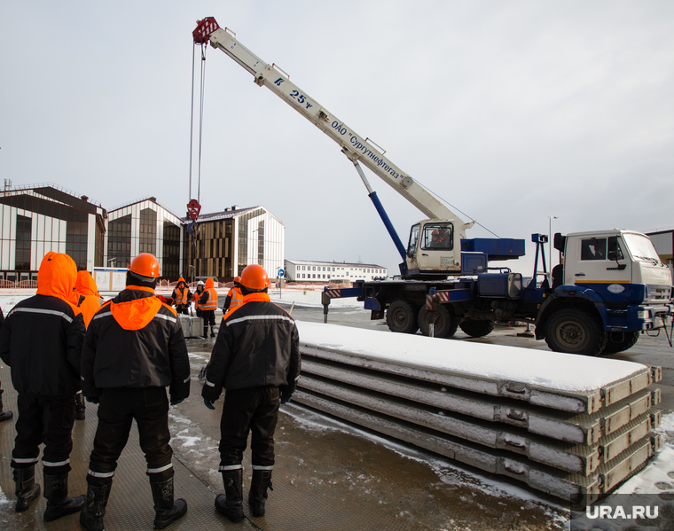 Экскурсия координационного совета представителей Думы городов ХМАО и Думы ХМАО по социальным и промышленным объектам. Сургут, стропальщики, центр политехнического обучения сургутнефтегаз
