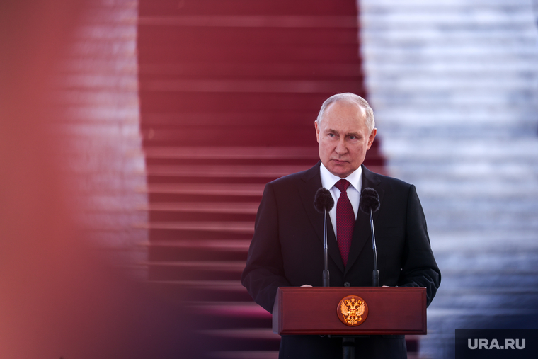Владимир Путин на торжественном построении, посвященном 20-летию авиабазы в Киргизстане. Бишкек, путин владимир