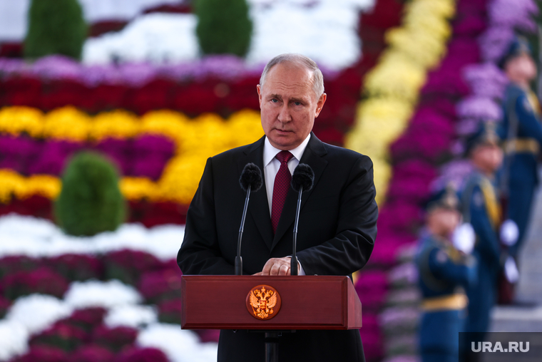 Владимир Путин на торжественном построении, посвященном 20-летию авиабазы в Киргизстане. Бишкек, путин владимир