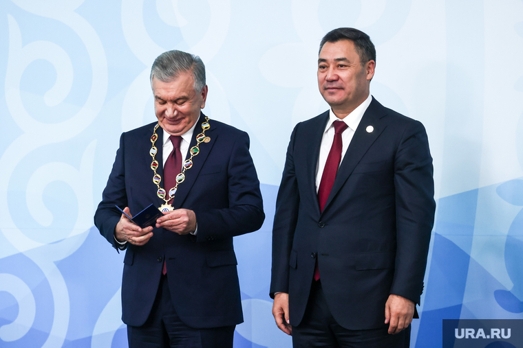 Президент Киргизии Садыр Жапаров (справа) вручил президенту Узбекистана Шавкату Мирзиееву Почетный знак СНГ