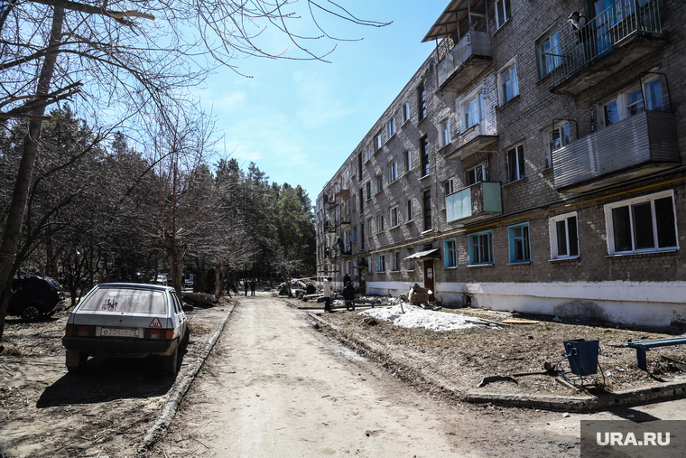10 и 12 военные городки. Богандинка, военный городок, двор дома