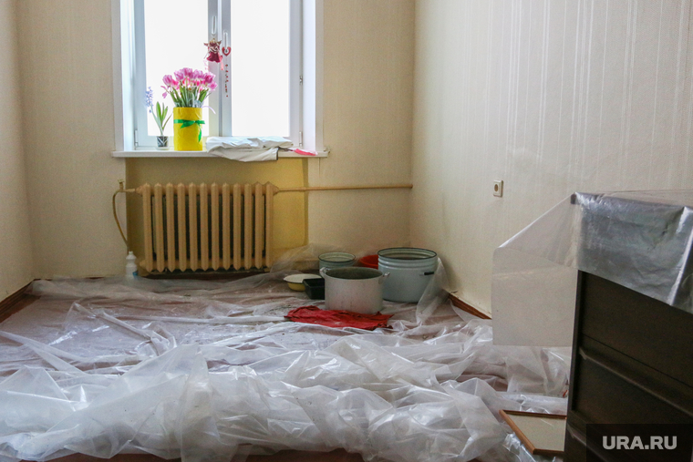 Проблемы в жилом доме в городе Курган после капитального ремонта.
Курган., комната после протечки, цветы на окне