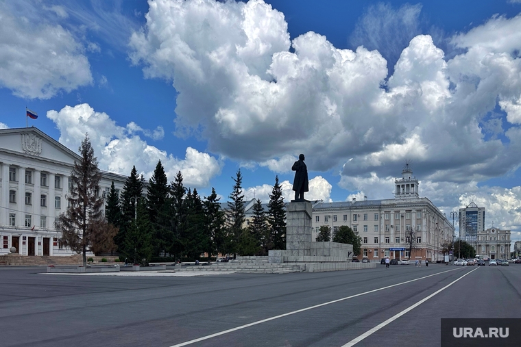 Туи на площади. Курган, площадь ленина, облака, небо, туи