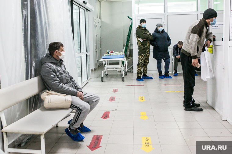Приемный покой областной инфекционной клинической больницы. Тюмень, человек в маске, люди в масках