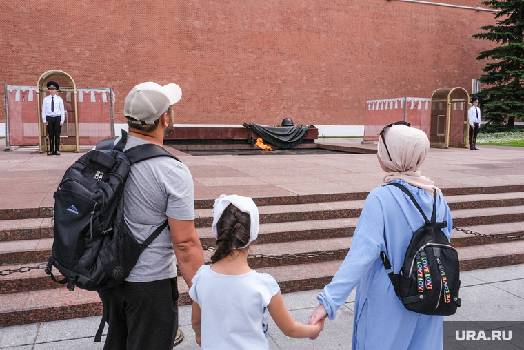 Вечный огонь в Александровском саду Кремля. Москва , семья, могила неизвестного солдата, держатся за руки, почетный караул, смена караула