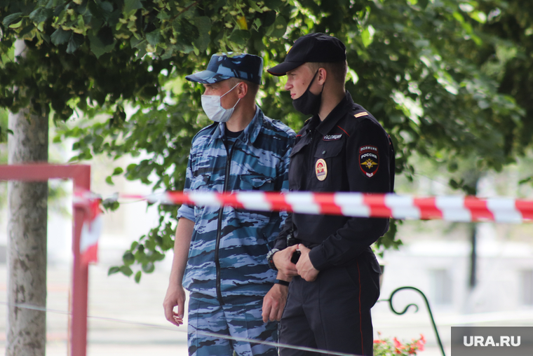 Виды города. Курган, медицинская маска, полиция, ограничительная лента, масочный режим