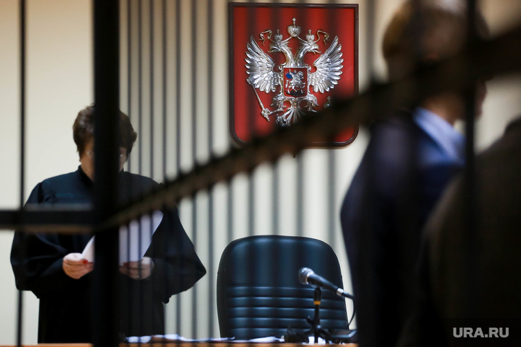 Зал суда. Тюмень, герб рф, герб, решетка, за решеткой, зал суда, судебное заседание, суд, герб россии, зал судебного заседания, камера заключения