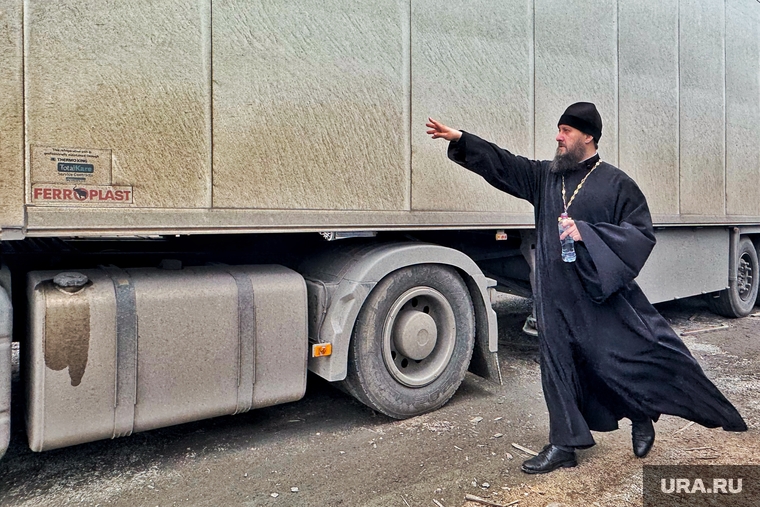 Перед отправкой в зону СВО фуры освятил священник