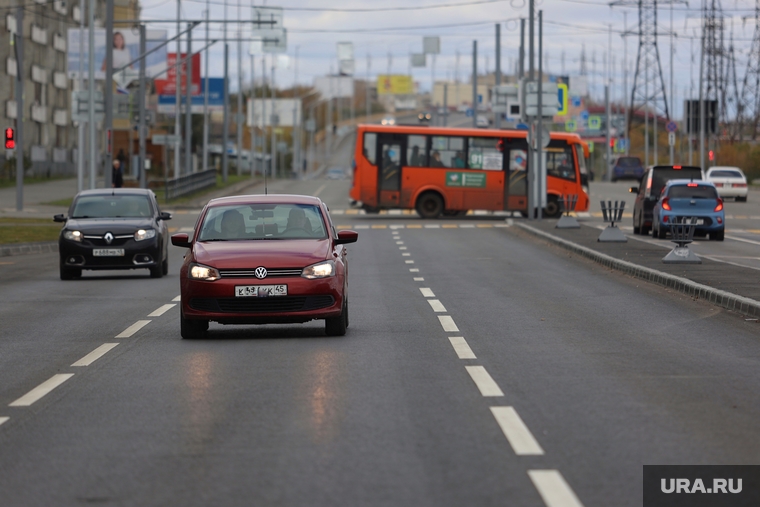 Город. Дорога по улице Бурова-Петрова. Сетевые магазины. Курган, новая дорога, улица бурова петрова