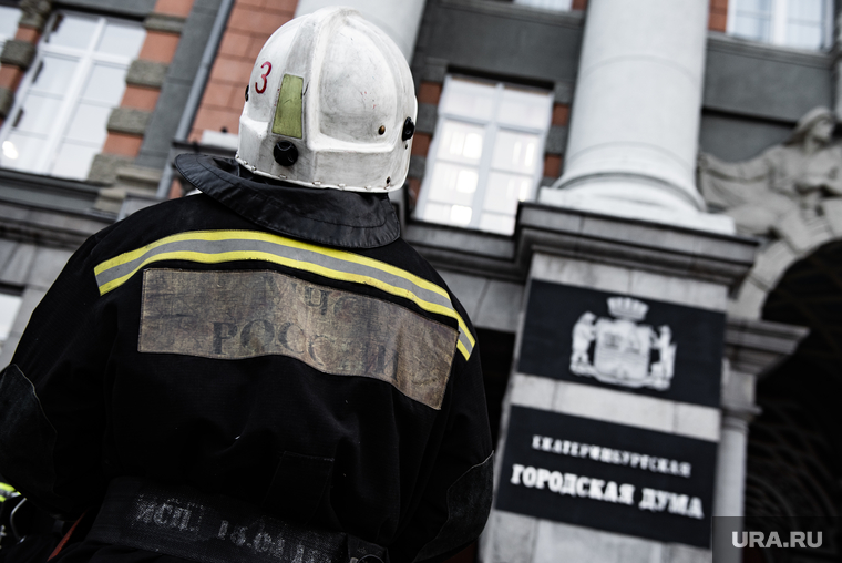 Пожарные около Администрации города Екатеринбурга, мчс, администрация екатеринбурга, огонь, мэрия, администрация города, здание