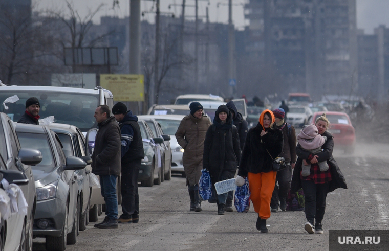Эвакуация людей из осажденного Мариуполя. Украина, автомобили, колонна, эвакуация, машины, украина, мариуполь, следы от пуль, беженцы, автомобиль, гуманитарная катастрофа