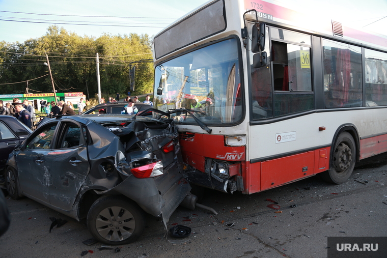Авария с автобусом с отказавшими тормозами в Перми на ул 1905 года, дтп, автобус, авария, разбитая машина
