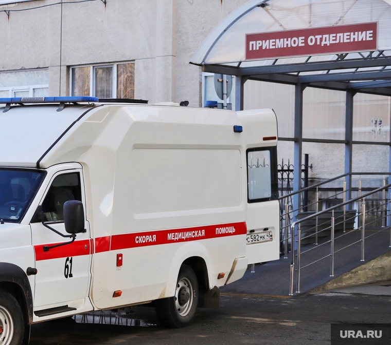 Город во время пандемии коронавирусной инфекции. Курган , приемное отделение, приемный покой, областная больница, скорая помощь