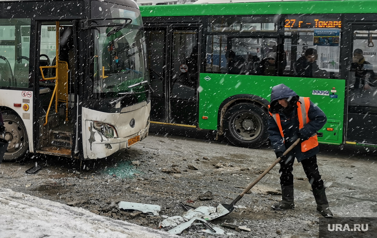 Последствия столкновения маршрутки и автобуса у Главпочтамта. Екатеринбург, автобус, общественный транспорт, дворник, убирает мусор, маршрут27