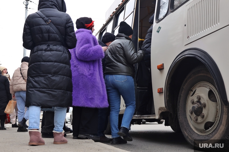 Автобусная остановка. Курган, автобусная остановка, автобус, пассажиры автобуса, ожидание автобуса, транспортная реформа