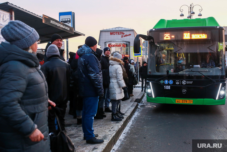 Автобусная остановка. Тюмень, остановка, автобусная остановка, автобус, остановка общественного транспорта, остановка автобусная, очередь в автобус