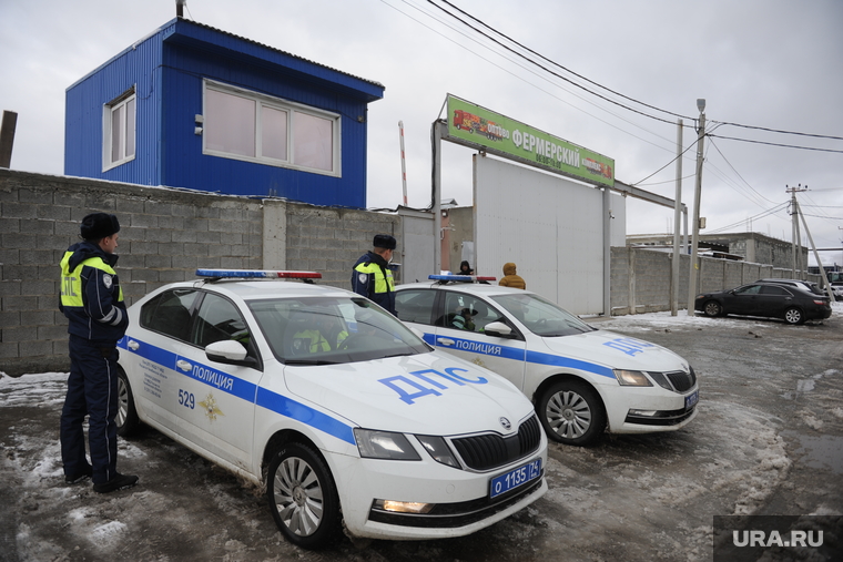 На въезде на рынок дежурят инспекторы ДПС