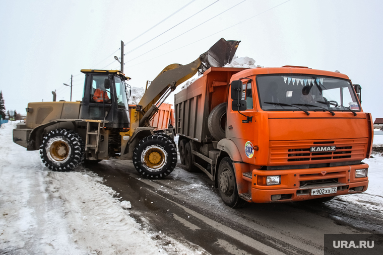 Уборка снега и состояние улиц города Ишим, объекты городской инфраструктуры и мэр Федор Шишкин. Город Ишим, Тюменская область, 5 апреля 2017 года., ишим