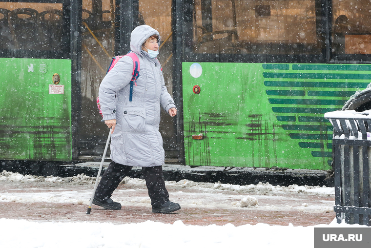 Снежный город. Тюмень, снег, пенсионерка, остановка, зима, погода, автобусная остановка, автобус, общественный транспорт, бабушка, снегопад, пенсия, пожилой человек, остановка автобусная