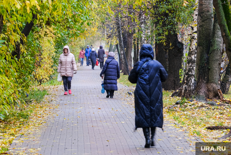 Повседневная жизнь. Москва, тротуар, пенсионер, аллея, прохожие, женщина