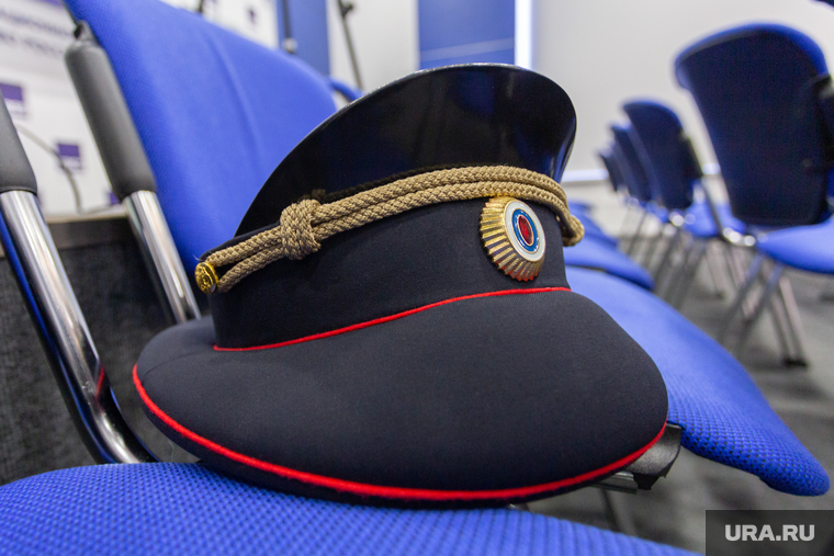 Пресс-конференция, посвященная ситуации с поиском пропавших людей в Свердловской области. Екатеринбург, полиция, фуражка полицейского