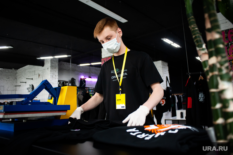 Екатеринбург во время пандемии коронавируса
, продавец, эпидемия, медицинская маска, защитная маска, консультант, коронавирус, covid, пандемия коронавируса, hard store, хард