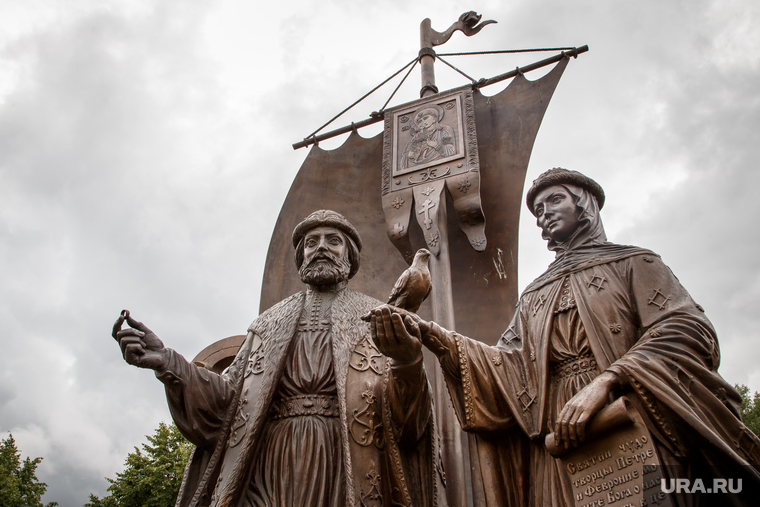 Памятник Петру и Февронии в сквере перед Храмом-на-Крови. Екатеринбург, памятник петру и февронии