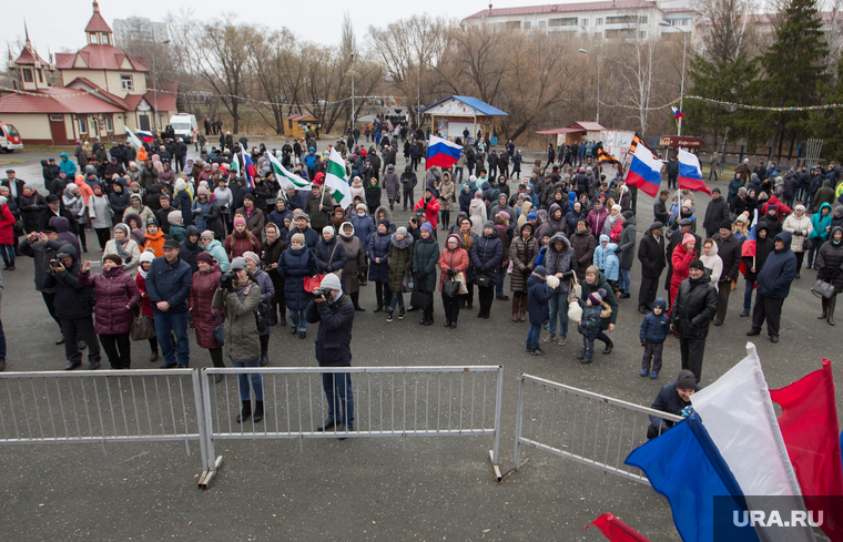 День народного единства в ЦПКиО. г. Курган, флаги, цпкио курган, толпа