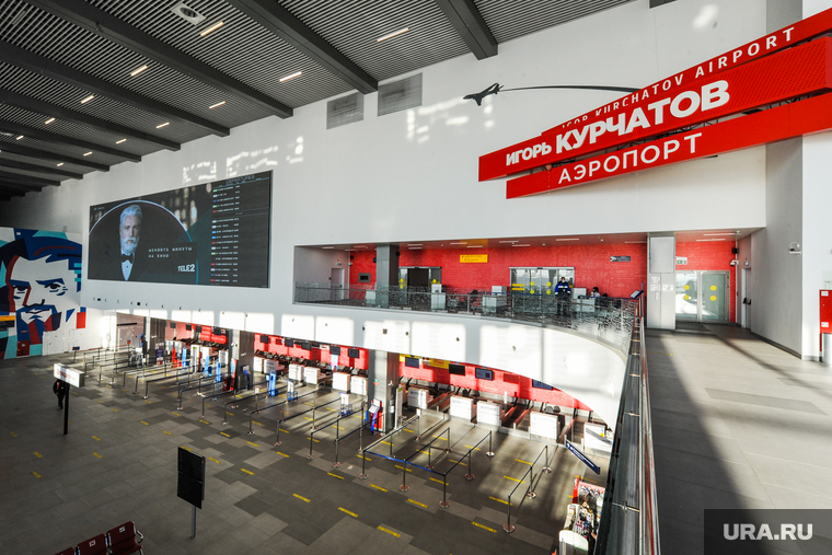В челябинском аэропорту имени Курчатова установили копию древней колесницы бронзового века. Челябинск, зал ожидания, билетные кассы, аэропорт игорь курчатов, аэропорт курчатов
