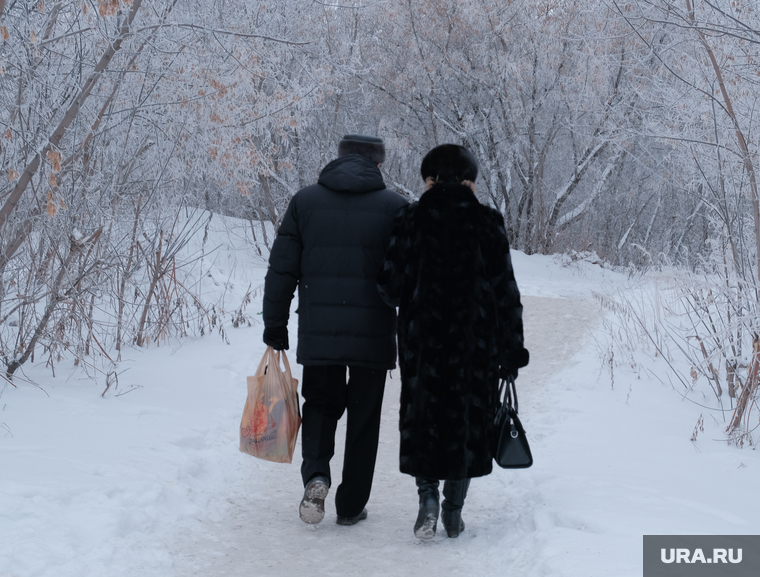 Клипарт. Курган, зима, пара, мужчина и женщина