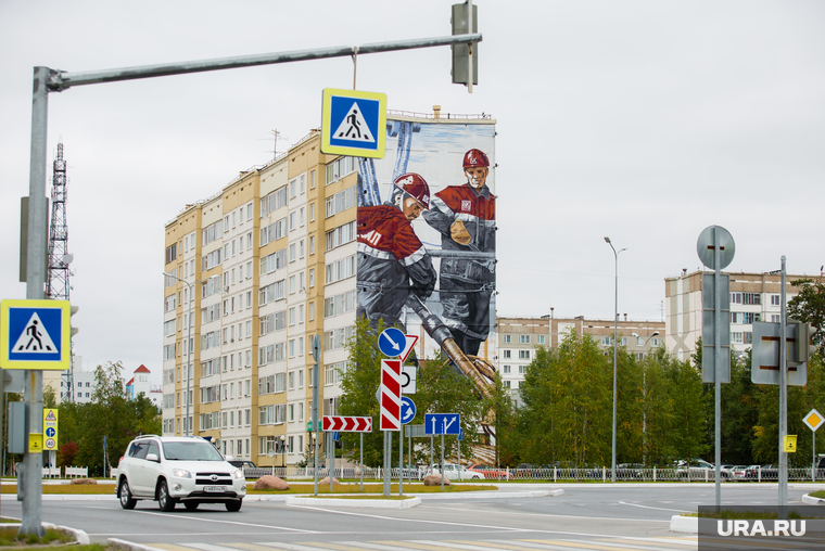 Виды города. Когалым, жилой дом, граффити, когалым