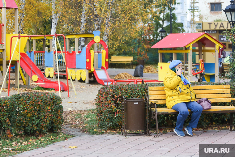 Осень. Тюмень, пенсионер, телефон, погода, звонок, желтые листья, детская площадка, женщина, осень