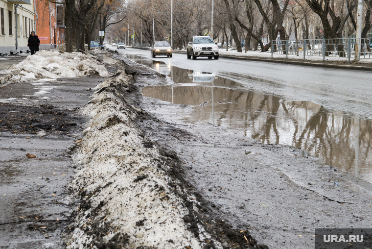 Виды Екатеринбурга, уборка снега, грязь, снег на обочине