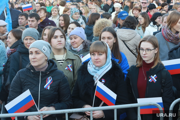 Мы вместе. Тюмень , флаг рф, народ, митинг, флаг россии, участники митинга