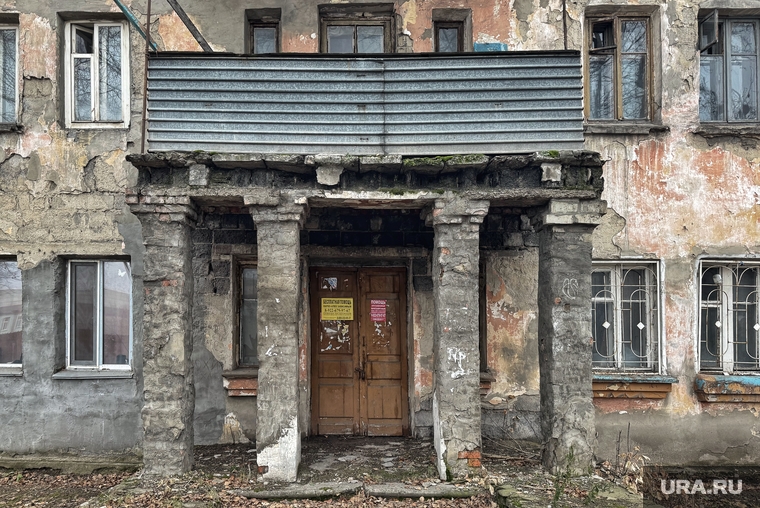 В некоторых домах под снос судя по новым окнам до сих пор проживают люди