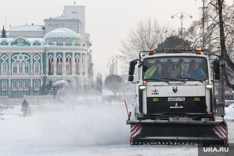 Виды Екатеринбурга, уборка снега, снегоуборочная техника, зима, город екатеринбург, плотинка