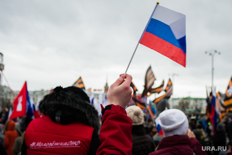 Праздничный митинг-концерт, приуроченный ко Дню народного единства на площади Труда. Екатеринбург, митинг, триколор, флажок рф, флаг россии